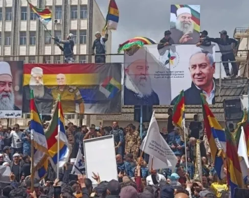 تظاهرة في السويداء ترفع صورة نتنياهو .. وتطالب بتقرير المصير