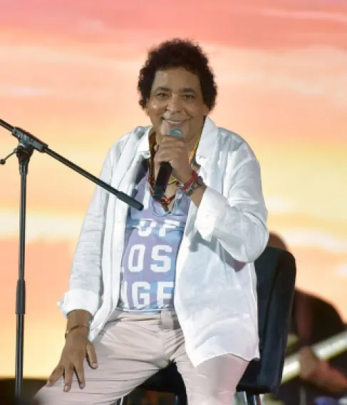 محمد منير يتخطى وعكته الصحية ويطرح آخر أغنيات ألبومه