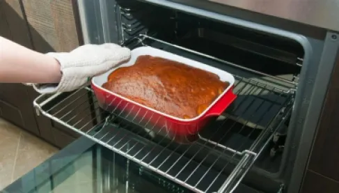 بسبب كعكة في الفرن.. سيدة تُغرَّم وتفقد رخصتها