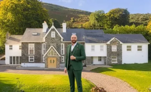 قصر ريفي فاخر يثير الجدل حول بطل العالم للملاكمة