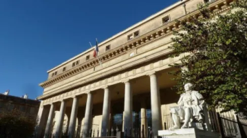 فرنسا.. طفل يفقد القدرة على المشي بعد حبسه 500 يوم في شاحنة