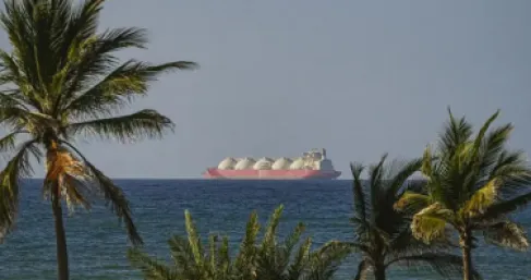 ما هو الحصار البحري؟ وكيف يمكن تطبيقه في مضيق هرمز؟