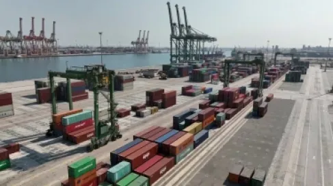 موانئ السعودية تواصل تسهيل عمليات السفن العالقة في الخليج العربي