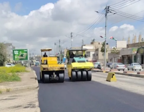 بلدية بني عبيد تستأنف أعمال التعبيد لطريق إربد - عمان