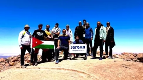 رحالة أردني ينجح بتسلق قمة جبل سربال في مصر