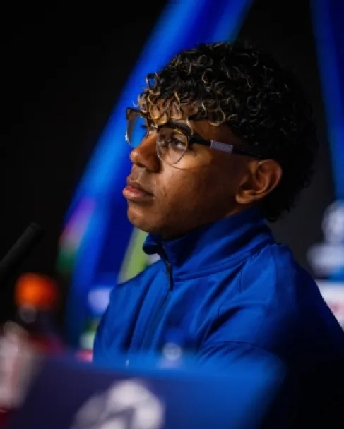 لماذا ارتدى لامين يامال نظارة في المؤتمر الصحفي لمباراة أتلتيكو؟