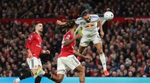 بلكمة سويسرية.. سقوط محرج لمانشستر يونايتد على أولد ترافورد