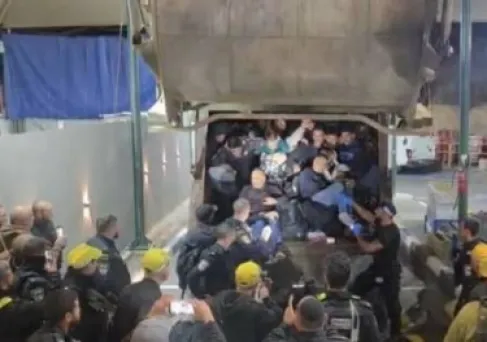 داخل شاحنة قمامة.. اعتقال 60 عاملاً فلسطينياً أثناء بحثهم عن العمل