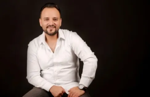 رسالة عتب من عيسى السقار بعد استبعاده من احتفالات (عيد العلم)