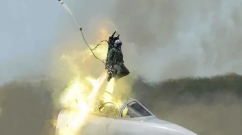 لماذا تُمنع عودة الطيارين للعمل بعد القفز الاضطراري؟