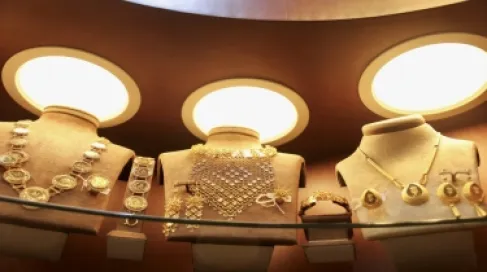 الذهب يتراجع عن ذروة شهر مع ارتفاع الدولار