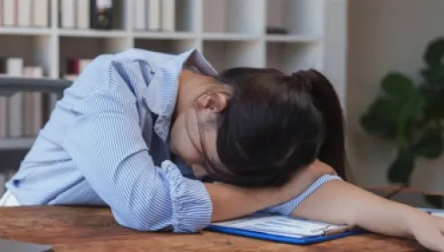 موظفة تنام 5 ساعات يومياً بالمكتب وتصيب مديرها بأزمة صحية