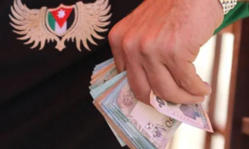 صرف حوافز موظفي الصحة قبل موعدها بأسبوعين