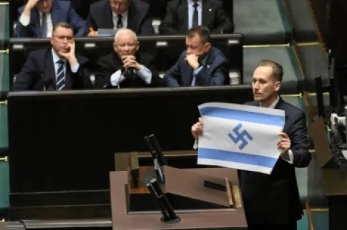 نائب بولندي يفجر جدلا برفع علم إسرائيل بشعار النازية داخل البرلمان