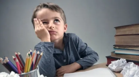 طفلك (يشعر بالملل).. سؤال بسيط قد يفتح له أبواب الإبداع