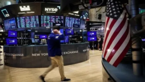 وول ستريت تقترب من قمة تاريخية وسط آمال السلام وتراجع مخاطر الطاقة