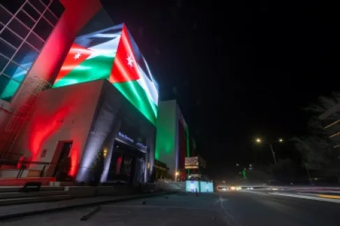 زين تبدأ احتفالاتها بيوم العلم بإضاءة مبانيها بألوان العلم