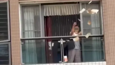 مليون دولار في الهواء.. صينية تنثر ثروتها من شرفة المنزل - فيديو