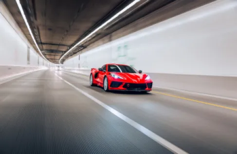 انقلاب سيارة كورفيت بسرعة جنونية واصطدامها بمعرض مازيراتي - فيديو