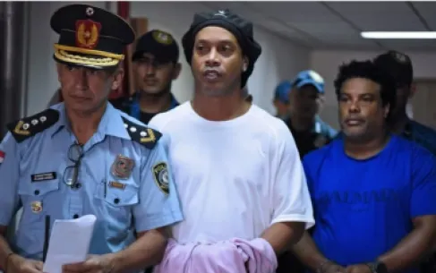 رونالدينيو يتحدث عن أسوأ لحظات حياته خلف القضبان