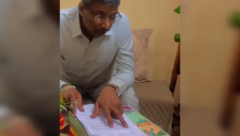 فيديو مؤثر لأب ينهار فرحاً بخطاب تعيين نجله في شركة أمازون