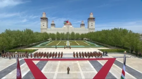 الملك يشهد مراسم رفع العلم بمناسبة اليوم الوطني للعلم الأردني