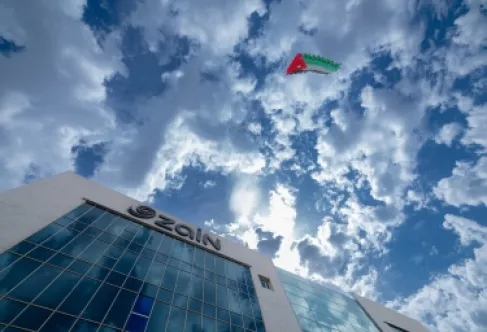 زين تُحيي يوم العلم الأردني بفعاليات وطنية وتُطلق علماً ضخماً في سماء عمّان