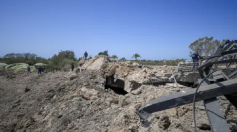 غارتان اسرائيليتان تدمّران جسر القاسمية الرئيسي في جنوب لبنان