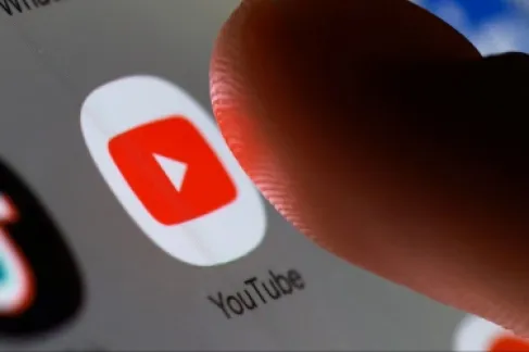 يوتيوب تقلّص الإعلانات وتوسّع أدوات التفاعل في البث المباشر