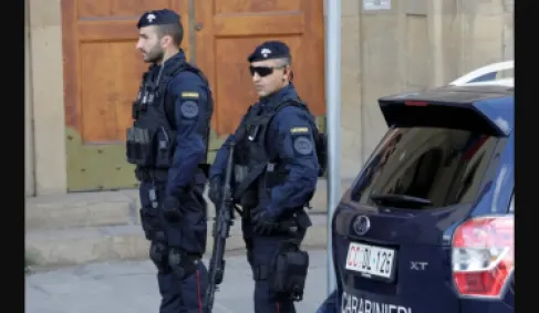 مسلحون احتجزوا رهائن ساعتين داخل مصرف في نابولي قبل أن يلوذوا بالفرار