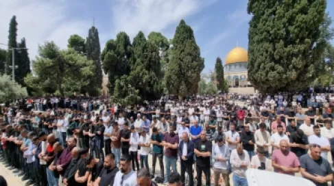 75 ألف مصل يؤدّون صلاة الجمعة في المسجد الأقصى المبارك