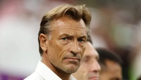 تقارير: إقالة رينارد من المنتخب السعودي.. واتفاق نهائي مع خليفته