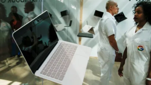 غوغل تطور حاسوبًا محمولًا من فئة بيكسل وميزة إضاءة للهواتف