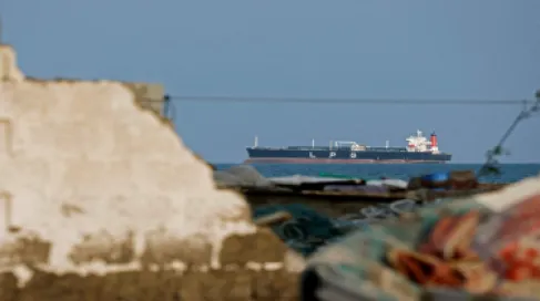 Fleet of tankers leaves the Gulf and crosses the Strait of Hormuz