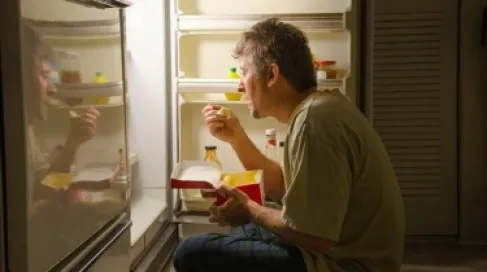 كيف تتعامل مع الرغبة المفاجئة لتناول الطعام ليلا؟