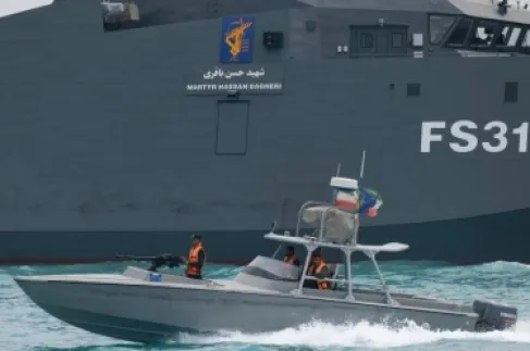 الجيش الايراني يحذر من الاقتراب من مضيق هرمز