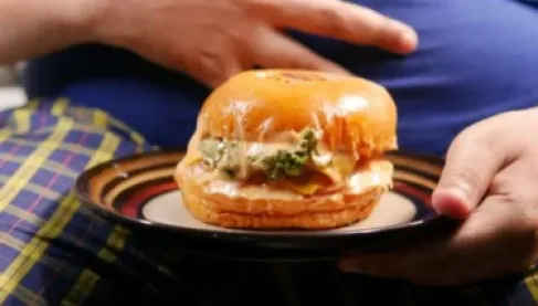 كيف تتحول وجبتك اليومية إلى سلاح لمواجهة السرطان أو استدعائه؟