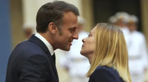 ليلته سودة.. علاء مبارك يثير تفاعلا بتعليقه على لقاء ماكرون وميلوني