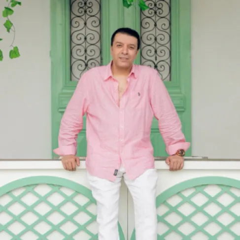 مصطفى كامل ينهار باكياً خلال الحديث عن حالة هاني شاكر