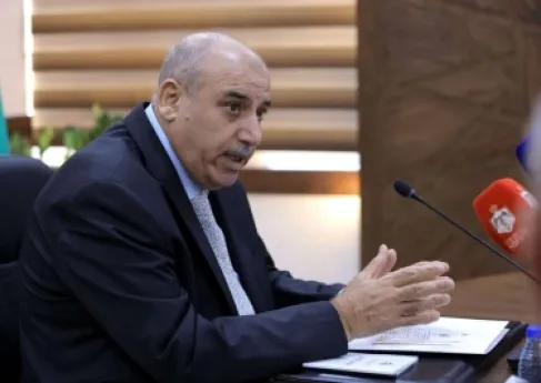 دفاعاً عن أحد الوزراء.. القاضي يشطب عبارة (المراهق السياسي)