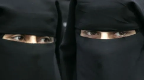 حملة تدعو للنقاب داخل جامعة حمص تثير جدلاً واسعاً حول الحريات