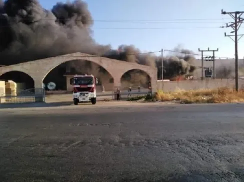 حريق داخل مصنع كيماويات في إربد والدفاع المدني يتعامل معه