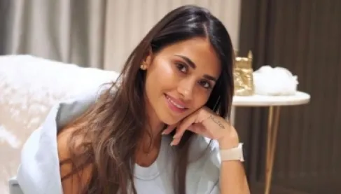 زوجة ميسي تتألق بإطلالة أنيقة خلال مشاركتها في فعالية Tiffany & Co