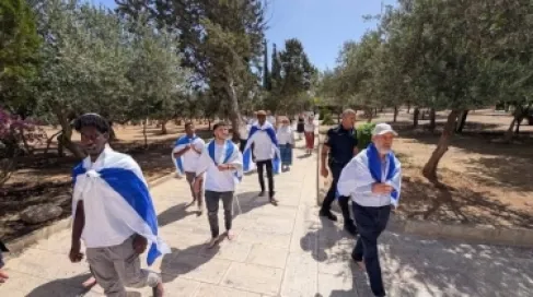 محافظة القدس تحذر من دعوات لاقتحامات واسعة للأقصى ورفع أعلام الاحتلال داخله