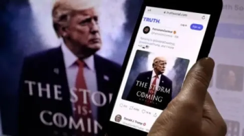 (أسبوع غريب للرئيس الأمريكي عندما فشل في كسب القضية الإيرانية)- في جولة الصحف