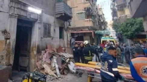 عقار ينهار على رؤوس ساكنيه في مصر.. وسقوط 3 قتلى