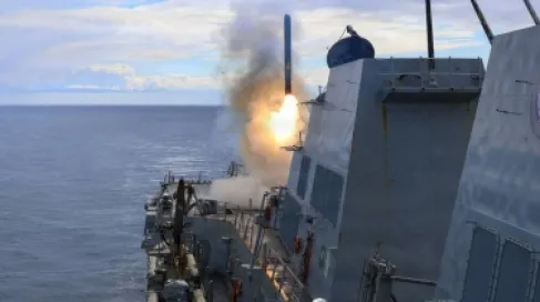 إعلام إيراني: القوات الأمريكية تطلق النار على سفينة إيرانية لإجبارها على العودة