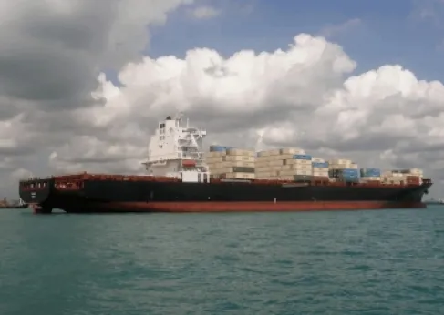 اعتراض مدمرة أمريكية لسفينة إيرانية