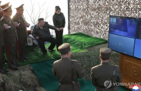 بحضور كيم.. كوريا الشمالية تجري تجارب صاروخية جديدة