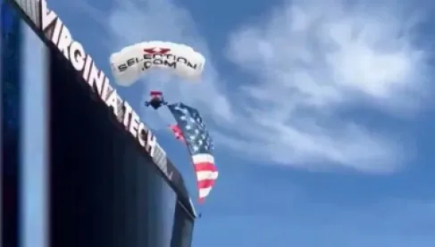 هبوط خاطئ يحبس الأنفاس.. مظلي يرتطم بشاشة عملاقة أمام الجماهير - فيديو